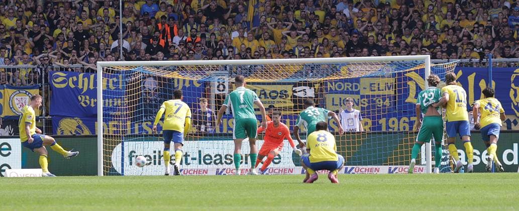 Here Sebastian Polter Eintracht Braunschweig scores the 3 2 winning goal in stoppage time from a penalty kick Football, Men, Season 2025 2026 2 BL, Eintracht Stadion, Eintracht Braunschweig vs Spielvereinigung Greuther Fuerth 3 2 DFL REGULATIONS PROHIBIT ANY USE OF PHOTOGRAPHS AS IMAGE SEQUENCES AND OR QUASI VIDEO