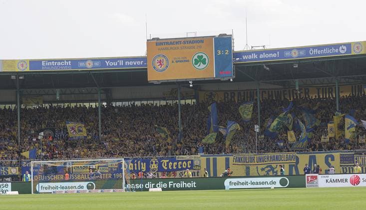 Display curve with final result 3 2 Football, Men, Season 2025 2026 2 BL, Eintracht Stadion, Eintracht Braunschweig vs Spielvereinigung Greuther Fuerth 3 2 DFL REGULATIONS PROHIBIT ANY USE OF PHOTOGRAPHS AS IMAGE SEQUENCES AND OR QUASI VIDEO