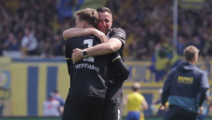 Goalkeeper Ron Thorben Hoffmann Eintracht Braunschweig and goalkeeping coach Jasmin Fejzic Eintracht Braunschweig Football, Men, Season 2025 2026 2 BL, Eintracht Stadion, Eintracht Braunschweig vs Spielvereinigung Greuther Fuerth 3 2 DFL REGULATIONS PROHIBIT ANY USE OF PHOTOGRAPHS AS IMAGE SEQUENCES AND OR QUASI VIDEO