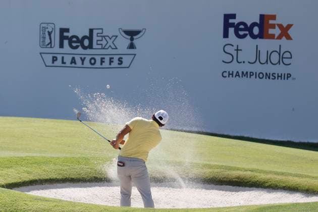 MEMPHIS, TN - AUGUST 09: Kurt Kitayama of the United States hits from a green side bunker on No. 17 during the third round of the FedEx St. Jude Championship, August 9, 2025, at TPC Southward in Memphis, Tennessee. (Photo by Matthew Maxey Icon Sportswire) GOLF: AUG 09 PGA, Golf Herren FedEx Cup Playoffs - FedEx St. Jude Championship EDITORIAL USE ONLY Icon250809078