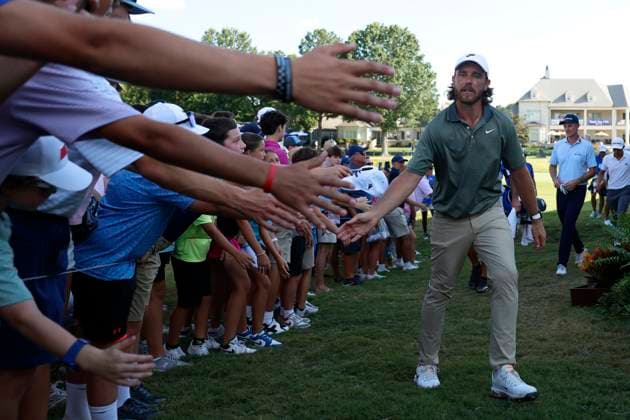 MEMPHIS, TN - AUGUST 09: Tommy Fleetwood of England gives high fives to fans as he walks off No. 18 during the third round of the FedEx St. Jude Championship, August 9, 2025, at TPC Southward in Memphis, Tennessee. (Photo by Matthew Maxey Icon Sportswire) GOLF: AUG 09 PGA, Golf Herren FedEx Cup Playoffs - FedEx St. Jude Championship EDITORIAL USE ONLY Icon250809085
