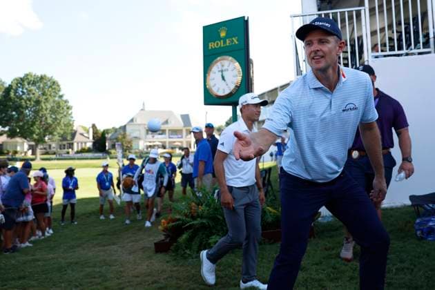 MEMPHIS, TN - AUGUST 09: Justin Rose of England tosses a ball to a fan as he walks off No. 18 during the third round of the FedEx St. Jude Championship, August 9, 2025, at TPC Southward in Memphis, Tennessee. (Photo by Matthew Maxey Icon Sportswire) GOLF: AUG 09 PGA, Golf Herren FedEx Cup Playoffs - FedEx St. Jude Championship EDITORIAL USE ONLY Icon250809086