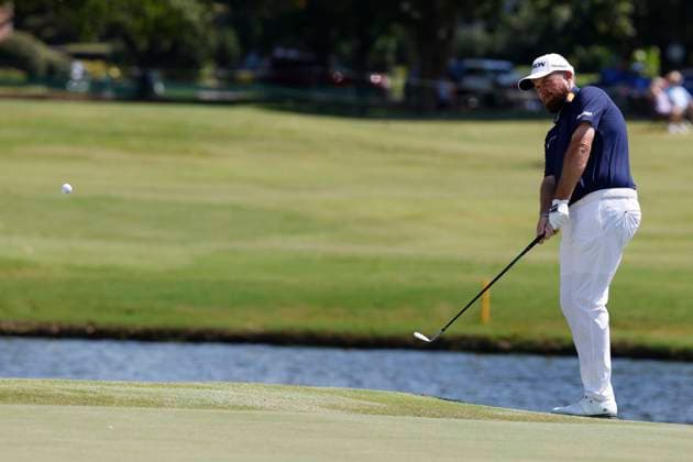 MEMPHIS, TN - AUGUST 09: Shane Lowry of Ireland watches his chip on No. 11 during the third round of the FedEx St. Jude Championship, August 9, 2025, at TPC Southward in Memphis, Tennessee. (Photo by Matthew Maxey Icon Sportswire) GOLF: AUG 09 PGA, Golf Herren FedEx Cup Playoffs - FedEx St. Jude Championship EDITORIAL USE ONLY Icon250809009