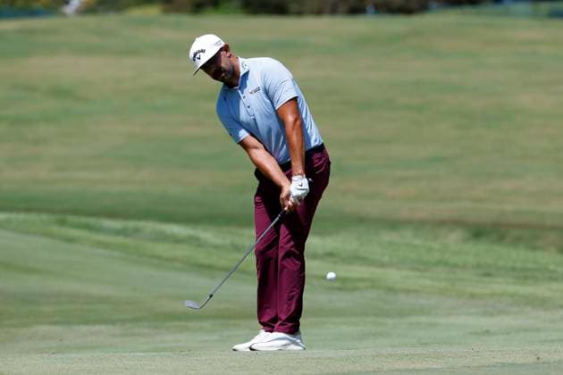 MEMPHIS, TN - AUGUST 09: Erik van Rooyen of South Africa chips from just off the green on No. 10 during the third round of the FedEx St. Jude Championship, August 9, 2025, at TPC Southward in Memphis, Tennessee. (Photo by Matthew Maxey Icon Sportswire) GOLF: AUG 09 PGA, Golf Herren FedEx Cup Playoffs - FedEx St. Jude Championship EDITORIAL USE ONLY Icon250809018