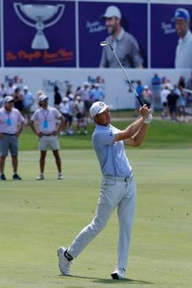MEMPHIS, TN - AUGUST 09: Jordan Spieth of the United States watches his shot from the No. 18 fairway during the third round of the FedEx St. Jude Championship, August 9, 2025, at TPC Southward in Memphis, Tennessee. (Photo by Matthew Maxey Icon Sportswire) GOLF: AUG 09 PGA, Golf Herren FedEx Cup Playoffs - FedEx St. Jude Championship EDITORIAL USE ONLY Icon250809027