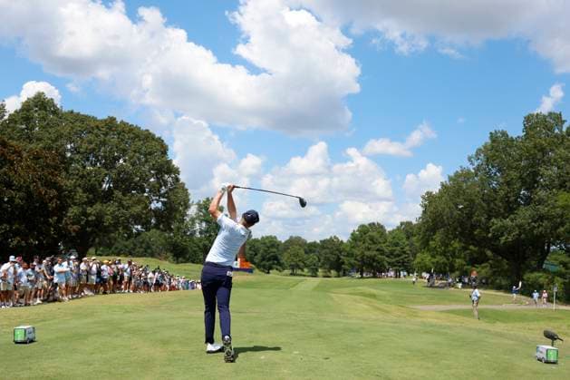 MEMPHIS, TN - AUGUST 09: Justin Rose of England hits his tee shot on No. 9 during the third round of the FedEx St. Jude Championship, August 9, 2025, at TPC Southward in Memphis, Tennessee. (Photo by Matthew Maxey Icon Sportswire) GOLF: AUG 09 PGA, Golf Herren FedEx Cup Playoffs - FedEx St. Jude Championship EDITORIAL USE ONLY Icon250809043