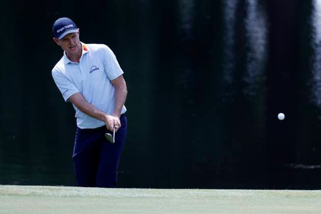 MEMPHIS, TN - AUGUST 09: Justin Rose of England chips on No. 9 during the third round of the FedEx St. Jude Championship, August 9, 2025, at TPC Southward in Memphis, Tennessee. (Photo by Matthew Maxey Icon Sportswire) GOLF: AUG 09 PGA, Golf Herren FedEx Cup Playoffs - FedEx St. Jude Championship EDITORIAL USE ONLY Icon250809049