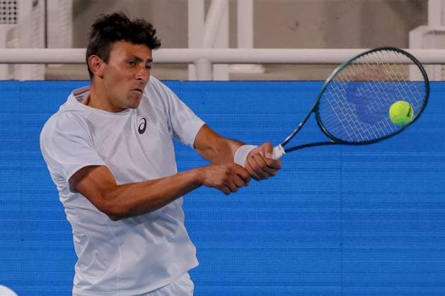 August 9, 2025, Mason, Ohio, U.S: Emilio Nava (USA) hits a two-handed backhand during SaturdayÃ¢â‚¬â ¢s second round of the Cincinnati Open at the Lindner Family Tennis Center, Mason, Oh. Mason U.S - ZUMAs304 20250809_zaf_s304_020 Copyright: xScottxStuartx