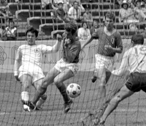 Football: Japan national team, Nationalteam s record scorer Kamamoto dies at 81 File photo shows Japan striker Kunishige Kamamoto (L) scoring in a football match against France at the Mexico City Olympics in October 1968. Kamamoto, widely regarded as the best striker in Japanese football history after scoring an all-time men s record 75 goals in 76 games, died on Aug. 10, 2025, aged 81.  A14AA0004762129P