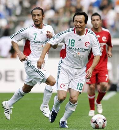 Football: Japan national team, Nationalteam s record scorer Kamamoto dies at 81 Former Japan striker Kunishige Kamamoto (18) plays in an exhibition match at Nissan Stadium in Yokohama in June 2008. Kamamoto, widely regarded as the best striker in Japanese football history after scoring an all-time men s record 75 goals in 76 games, died on Aug. 10, 2025, aged 81.  A14AA0004762143P