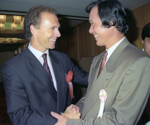 Football: Japan national team, Nationalteam s record scorer Kamamoto dies at 81 Former Japan striker Kunishige Kamamoto (R) shakes hands with German football legend Franz Beckenbauer at a hotel in Tokyo in July 1991. Kamamoto, widely regarded as the best striker in Japanese football history after scoring an all-time men s record 75 goals in 76 games, died on Aug. 10, 2025, aged 81.  A14AA0004762144P