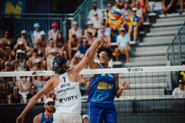 Beach volleyball, Beachvolleyball - Baden Challenge BADEN,AUSTRIA,10.AUG.25 - BEACH VOLLEYBALL - FIVB World Tour - Baden Challenge. Image shows Jacob Hoelting Nilsson (SWE) and Calvin Aye (FRA).  GEPAxpictures xAlexanderxSolc