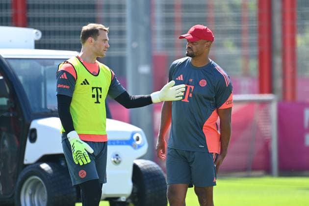 Manuel NEUER (Torwart Bayern Muenchen) mit Trainer Vincent KOMPANY (Bayern Muenchen). Oeffentliches Training FC Bayern Muenchen auf dem Trainingsgelaende an der Saebener Strasse am 09.08.2025. Fussball 1. Bundesliga,Saison 2025 2026. *** Manuel NEUER Goalkeeper Bayern Muenchen with coach Vincent KOMPANY Bayern Muenchen Public training FC Bayern Muenchen on the training ground at Saebener Strasse on 09 08 2025 Soccer 1 Bundesliga,Season 2025 2026
