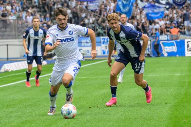 GER, Berlin, Fußball, Hertha BSC vs Karlsruher SC, KSC, DFB, 2 Bundesliga, Spielzeit 2025 2026, 10 08 25 v l Lilian Egloff KSC , Marton Dardai Hertha BSC , Zweikampf, Action, Kampf, kaempft um den Ball, DFB DFL REGULATIONS PROHIBIT ANY USE OF PHOTOGRAPHS AS IMAGE SEQUENCES AND OR QUASI VIDEO, Copyright: HMBxMedia UwexKoch