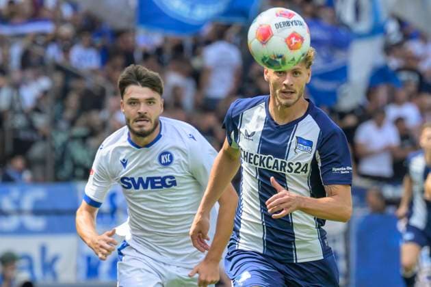 GER, Berlin, Fußball, Hertha BSC vs Karlsruher SC, KSC, DFB, 2 Bundesliga, Spielzeit 2025 2026, 10 08 25 v l Lilian Egloff KSC , Marton Dardai Hertha BSC , Zweikampf, Action, Kampf, kaempft um den Ball, DFB DFL REGULATIONS PROHIBIT ANY USE OF PHOTOGRAPHS AS IMAGE SEQUENCES AND OR QUASI VIDEO, Copyright: HMBxMedia UwexKoch