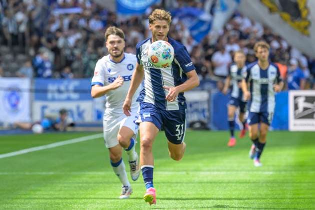 GER, Berlin, Fußball, Hertha BSC vs Karlsruher SC, KSC, DFB, 2 Bundesliga, Spielzeit 2025 2026, 10 08 25 v l Lilian Egloff KSC , Marton Dardai Hertha BSC , Zweikampf, Action, Kampf, kaempft um den Ball, DFB DFL REGULATIONS PROHIBIT ANY USE OF PHOTOGRAPHS AS IMAGE SEQUENCES AND OR QUASI VIDEO, Copyright: HMBxMedia UwexKoch