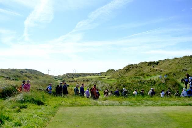 UK: Nexo Championship, Old Course at Trump International Golf Links, Aberdeen, Scotland on 10 August 2025: Pictured: Crowds follow the leading group during the final round of the Nexo Championship 2025 at Trump International Golf Links, Aberdeenshire, Scotland Aberdeen Trump International Golf Links Scotland Copyright: xAlexxToddx