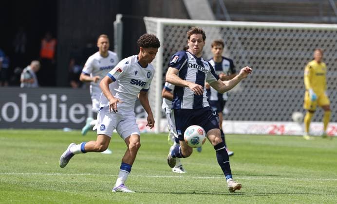 Louey Ben Farhat, Leon Jensen duel match scene Action Sport Football Soccer DFL 2 Bundesliga Men 2 Matchday Season 2025 2026 10 08 2025 Hertha BSC Berlin vs Karlsruher SC KSC DFL regulations prohibit any use of photographs as image sequences and or quasi video