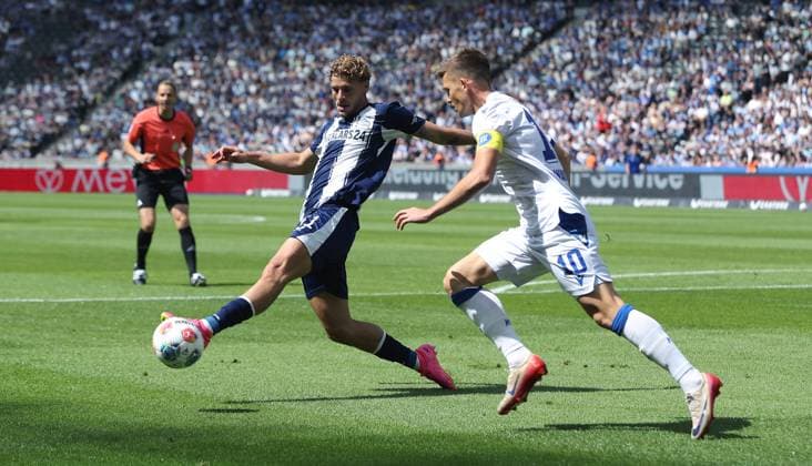 Marton Dardai, Marvin Wanitzek duel Match scene Action Sport Football Soccer DFL 2 Bundesliga Men 2 Matchday Season 2025 2026 10 08 2025 Hertha BSC Berlin vs Karlsruher SC KSC DFL regulations prohibit any use of photographs as image sequences and or quasi video