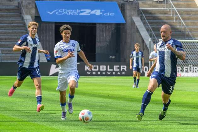 GER, Berlin, Fußball, Hertha BSC vs Karlsruher SC, KSC, DFB, 2 Bundesliga, Spielzeit 2025 2026, 10 08 25 v l Marton Dardai Hertha BSC , Louey Ben Farhat KSC , Toni Leistner Hertha BSC , Zweikampf, Action, Kampf, kaempft um den Ball, DFB DFL REGULATIONS PROHIBIT ANY USE OF PHOTOGRAPHS AS IMAGE SEQUENCES AND OR QUASI VIDEO, Copyright: HMBxMedia UwexKoch