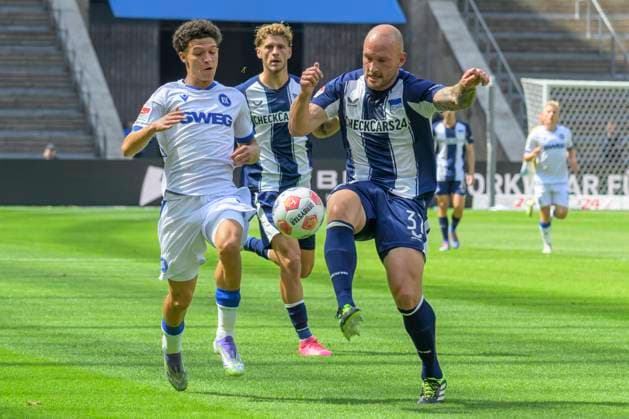 GER, Berlin, Fußball, Hertha BSC vs Karlsruher SC, KSC, DFB, 2 Bundesliga, Spielzeit 2025 2026, 10 08 25 v l Marton Dardai Hertha BSC , Louey Ben Farhat KSC , Toni Leistner Hertha BSC , Zweikampf, Action, Kampf, kaempft um den Ball, DFB DFL REGULATIONS PROHIBIT ANY USE OF PHOTOGRAPHS AS IMAGE SEQUENCES AND OR QUASI VIDEO, Copyright: HMBxMedia UwexKoch