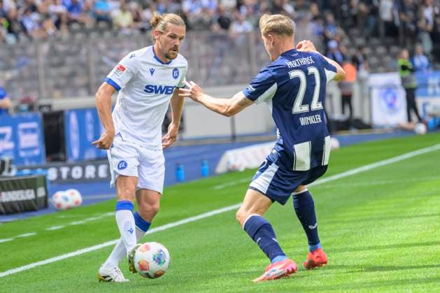GER, Berlin, Fußball, Hertha BSC vs Karlsruher SC, KSC, DFB, 2 Bundesliga, Spielzeit 2025 2026, 10 08 25 v l Sebastian Jung KSC , Marten Winkler Hertha BSC , Zweikampf, Action, Kampf, kaempft um den Ball, DFB DFL REGULATIONS PROHIBIT ANY USE OF PHOTOGRAPHS AS IMAGE SEQUENCES AND OR QUASI VIDEO, Copyright: HMBxMedia UwexKoch