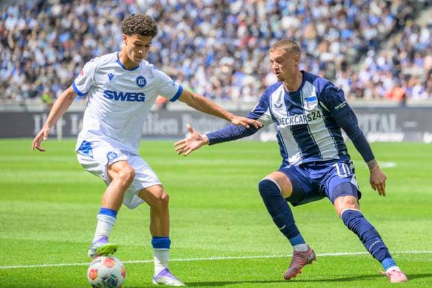 GER, Berlin, Fußball, Hertha BSC vs Karlsruher SC, KSC, DFB, 2 Bundesliga, Spielzeit 2025 2026, 10 08 25 v l Louey Ben Farhat KSC , Michael Cuisance Hertha BSC , Zweikampf, Action, Kampf, kaempft um den Ball, DFB DFL REGULATIONS PROHIBIT ANY USE OF PHOTOGRAPHS AS IMAGE SEQUENCES AND OR QUASI VIDEO, Copyright: HMBxMedia UwexKoch