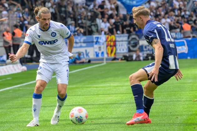 GER, Berlin, Fußball, Hertha BSC vs Karlsruher SC, KSC, DFB, 2 Bundesliga, Spielzeit 2025 2026, 10 08 25 v l Sebastian Jung KSC , Marten Winkler Hertha BSC , Zweikampf, Action, Kampf, kaempft um den Ball, DFB DFL REGULATIONS PROHIBIT ANY USE OF PHOTOGRAPHS AS IMAGE SEQUENCES AND OR QUASI VIDEO, Copyright: HMBxMedia UwexKoch