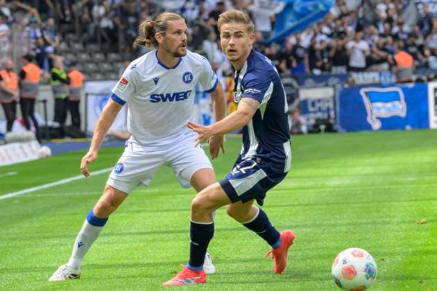 GER, Berlin, Fußball, Hertha BSC vs Karlsruher SC, KSC, DFB, 2 Bundesliga, Spielzeit 2025 2026, 10 08 25 v l Sebastian Jung KSC , Marten Winkler Hertha BSC , Zweikampf, Action, Kampf, kaempft um den Ball, DFB DFL REGULATIONS PROHIBIT ANY USE OF PHOTOGRAPHS AS IMAGE SEQUENCES AND OR QUASI VIDEO, Copyright: HMBxMedia UwexKoch
