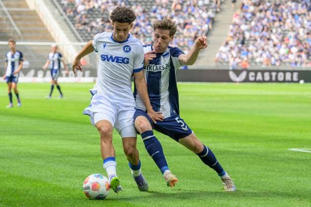 GER, Berlin, Fußball, Hertha BSC vs Karlsruher SC, KSC, DFB, 2 Bundesliga, Spielzeit 2025 2026, 10 08 25 v l Louey Ben Farhat KSC , Leon Jensen Hertha BSC , Zweikampf, Action, Kampf, kaempft um den Ball, DFB DFL REGULATIONS PROHIBIT ANY USE OF PHOTOGRAPHS AS IMAGE SEQUENCES AND OR QUASI VIDEO, Copyright: HMBxMedia UwexKoch