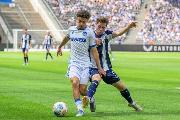 GER, Berlin, Fußball, Hertha BSC vs Karlsruher SC, KSC, DFB, 2 Bundesliga, Spielzeit 2025 2026, 10 08 25 v l Louey Ben Farhat KSC , Leon Jensen Hertha BSC , Zweikampf, Action, Kampf, kaempft um den Ball, DFB DFL REGULATIONS PROHIBIT ANY USE OF PHOTOGRAPHS AS IMAGE SEQUENCES AND OR QUASI VIDEO, Copyright: HMBxMedia UwexKoch