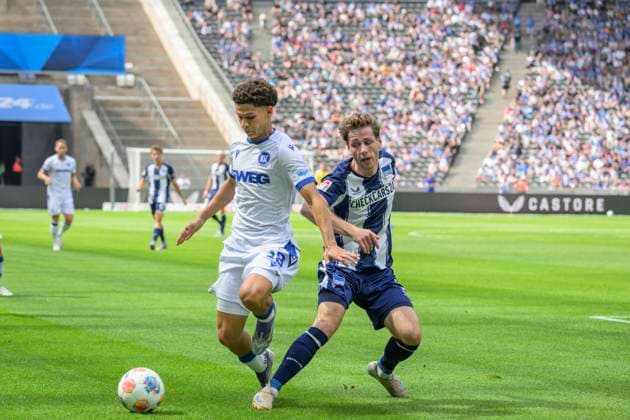 GER, Berlin, Fußball, Hertha BSC vs Karlsruher SC, KSC, DFB, 2 Bundesliga, Spielzeit 2025 2026, 10 08 25 v l Louey Ben Farhat KSC , Leon Jensen Hertha BSC , Zweikampf, Action, Kampf, kaempft um den Ball, DFB DFL REGULATIONS PROHIBIT ANY USE OF PHOTOGRAPHS AS IMAGE SEQUENCES AND OR QUASI VIDEO, Copyright: HMBxMedia UwexKoch