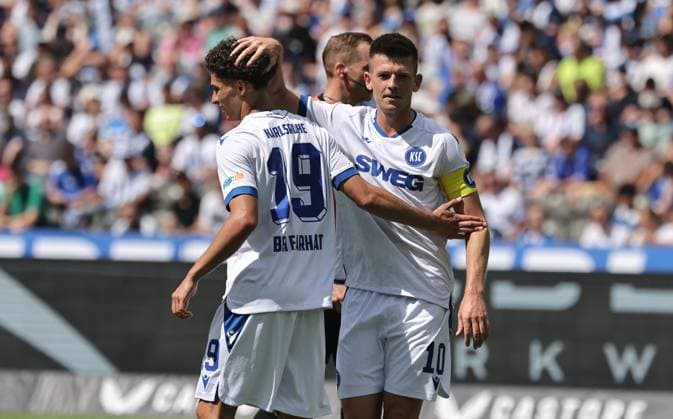 Louey Ben Farhat high-fives with Marvin Wanitzek Action upper body Sports Football Soccer DFL 2 Bundesliga Men 2 Matchday Season 2025 2026 10 08 2025 Hertha BSC Berlin vs Karlsruher SC KSC DFL regulations prohibit any use of photographs as image sequences and or quasi video