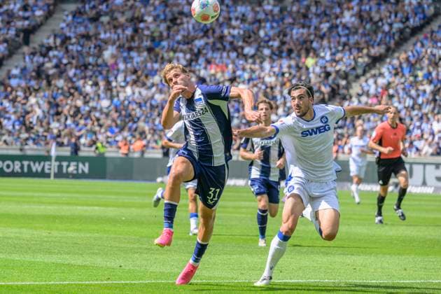 GER, Berlin, Fußball, Hertha BSC vs Karlsruher SC, KSC, DFB, 2 Bundesliga, Spielzeit 2025 2026, 10 08 25 v l Marton Dardai Hertha BSC , Roko Simic KSC , Zweikampf, Action, Kampf, kaempft um den Ball, DFB DFL REGULATIONS PROHIBIT ANY USE OF PHOTOGRAPHS AS IMAGE SEQUENCES AND OR QUASI VIDEO, Copyright: HMBxMedia UwexKoch