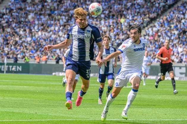 GER, Berlin, Fußball, Hertha BSC vs Karlsruher SC, KSC, DFB, 2 Bundesliga, Spielzeit 2025 2026, 10 08 25 v l Marton Dardai Hertha BSC , Roko Simic KSC , Zweikampf, Action, Kampf, kaempft um den Ball, DFB DFL REGULATIONS PROHIBIT ANY USE OF PHOTOGRAPHS AS IMAGE SEQUENCES AND OR QUASI VIDEO, Copyright: HMBxMedia UwexKoch