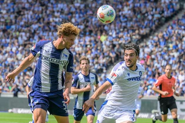 GER, Berlin, Fußball, Hertha BSC vs Karlsruher SC, KSC, DFB, 2 Bundesliga, Spielzeit 2025 2026, 10 08 25 v l Marton Dardai Hertha BSC , Roko Simic KSC , Zweikampf, Action, Kampf, kaempft um den Ball, DFB DFL REGULATIONS PROHIBIT ANY USE OF PHOTOGRAPHS AS IMAGE SEQUENCES AND OR QUASI VIDEO, Copyright: HMBxMedia UwexKoch