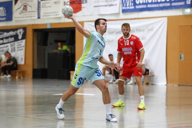 10 08 2025, xgox, Handball Heide Cup Match for 5th place VfL Gummersbach Kolstad Handbold emspor, v l Milos Vujovic Gummersbach, 6 at Siebenmeter Schneverdingen