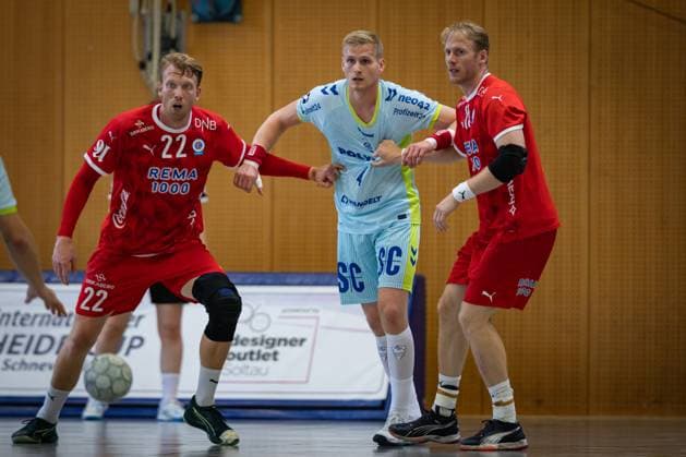 IHC 2025 VfL Gummersbach vs Kolstad IL 10 08 25 Battle at the circle Simon Jeppsson Nr 22, Kolstad IL , Ellidi Snaer Vidarsson Nr 04, VfL Gummersbach , Magnus Gullerud Nr 14, Kolstad IL IHC 2025 VfL Gummersbach vs Kolstad IL, KGS Sporthalle on 10 08 25 Copyright: xBEAUTIFULxSPORTS MarioxM.xKobergx