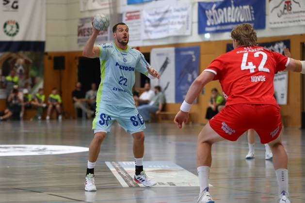 10 08 2025, xgox, Handball Heide Cup match for 5th place VfL Gummersbach Kolstad Handbold emspor, v l Kentin Mahe Gummersbach, 22 on the ball, plays the ball Schneverdingen
