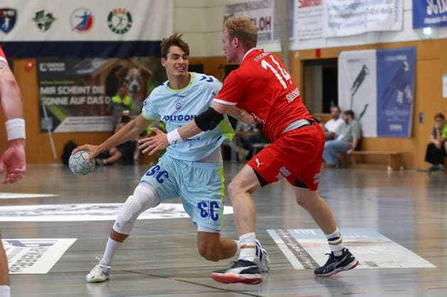 10 08 2025, xgox, Handball Heide Cup match for 5th place VfL Gummersbach Kolstad Handbold emspor, f l Julian Koester Köster, Gummersbach, 7 , Magnus Gullerud Kolstad, 14 duel, duel, fight, tackle Schneverdingen