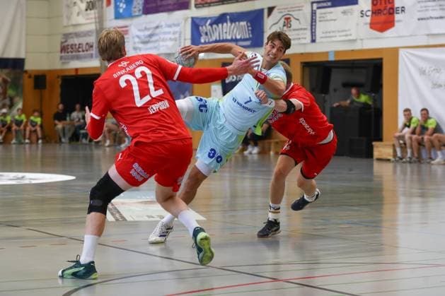 10 08 2025, xgox, Handball Heide Cup match for 5th place VfL Gummersbach Kolstad Handbold emspor, f l Simon Jeppsson Kolstad, 22 , Julian Koester Köster, Gummersbach, 7 , Magnus Gullerud Kolstad, 14 duel, duel, fight, tackle Schneverdingen