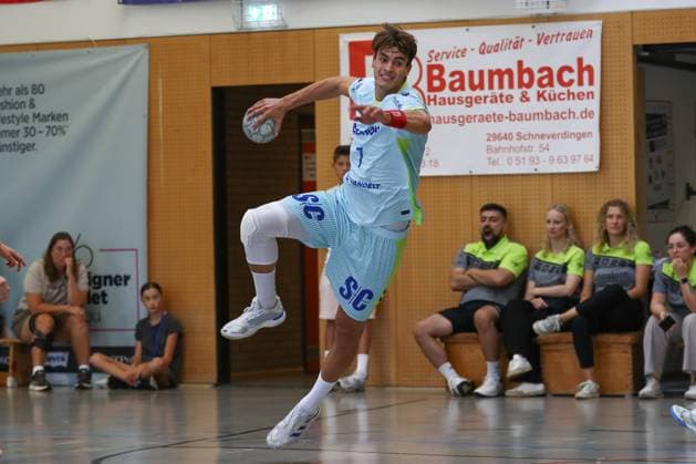 10 08 2025, xgox, Handball Heide Cup match for 5th place VfL Gummersbach Kolstad Handbold emspor, v l Julian Koester Köster, Gummersbach, 7 throws goal, goal scorer, scores goal, scores the goal Schneverdingen