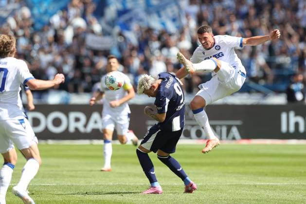 10 08 2025, xtgx, Soccer 2 Bundesliga, Hertha BSC Berlin Karlsruher SC emspor, v l Dawid Kownacki Hertha , Nicolai Rapp Karlsruhe, 6 Zweikampf, Duell, Kampf, tackle DFL DFB REGULATIONS PROHIBIT ANY USE OF PHOTOGRAPHS as IMAGE SEQUENCES and or QUASI VIDEO Berlin