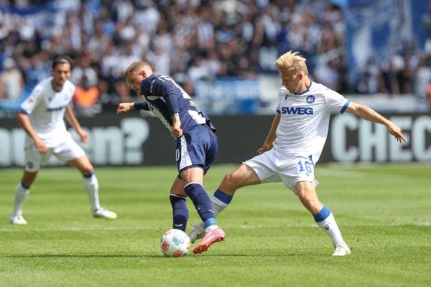 10 08 2025, xtgx, Soccer 2 Bundesliga, Hertha BSC Berlin Karlsruher SC emspor, v l Michael Cuisance Hertha , Nicolai Rapp Karlsruhe, 6 Zweikampf, Duell, Kampf, tackle DFL DFB REGULATIONS PROHIBIT ANY USE OF PHOTOGRAPHS as IMAGE SEQUENCES and or QUASI VIDEO Berlin
