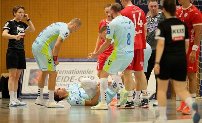 Photo Julian Köster Gummersbach lies injured on the ground Handball men international, pre-season preparation at the Heide Cup in Schneverdingen on Sun 10 08 2025 VfL Gummerbach Kolstad