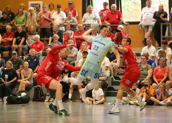 Photo Goal throw from Ole Pregler Gummersbach against Simon JEPPSSON Kolstad and Erlend JOHNSEN Kolstad , right Handball men international, pre-season preparation at the Heide Cup in Schneverdingen on Sun 10 08 2025 VfL Gummerbach Kolstad 31 25