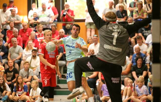 Photo Milos Vujovic Gummersbach throws against goalkeeper Gudmundsson Kolstad Handball Men international, pre-season preparation at the Heide Cup in Schneverdingen on Sun 10 08 2025 VfL Gummerbach Kolstad 31 25