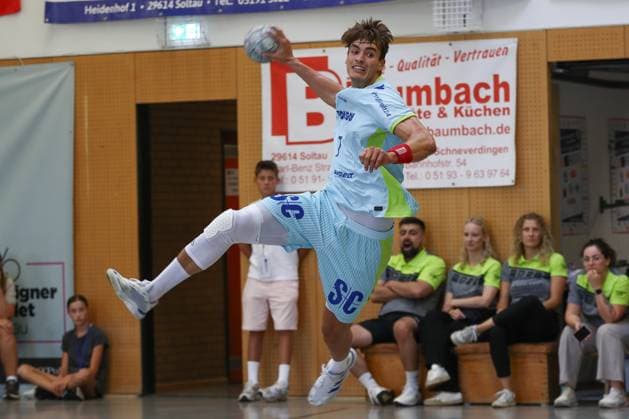 10 08 2025, xgox, Handball Heide Cup match for 5th place VfL Gummersbach Kolstad Handbold emspor, v l Julian Koester Köster, Gummersbach, 7 throws goal, goal scorer, scores goal, scores the goal Schneverdingen