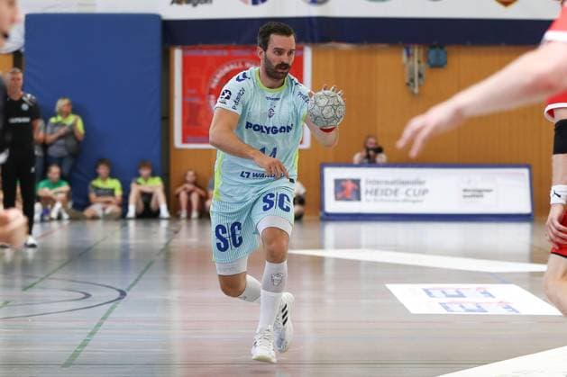 10 08 2025, xgox, Handball Heide Cup match for 5th place VfL Gummersbach Kolstad Handbold emspor, v l Teitur Orn Einarsson Gummersbach, 14 on the ball, plays the ball Schneverdingen