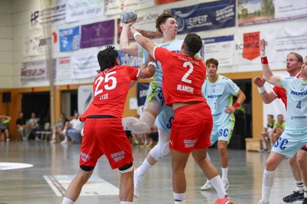 10 08 2025, xgox, Handball Heide Cup match for 5th place VfL Gummersbach Kolstad Handbold emspor, v l Simen Ulstad Lyse Kolstad, 25 , Ole Pregler Gummersbach, 23 , Adam Blanche Kolstad, 2 duel, duel, fight, tackle Schneverdingen